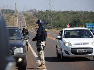 Policiais rodoviárias federais durante fiscalização em rodovia (Foto: Divulgação/ PRF)