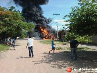 Incêndio de coletivo pode ser feito de longe na tarde desta segunda-feira (Foto: Capital do Pantanal)