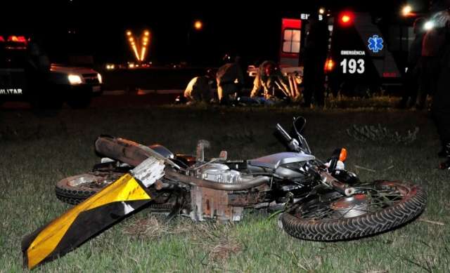 Motociclista embriagado fica em estado grave ao bater em placa de sinaliza&ccedil;&atilde;o