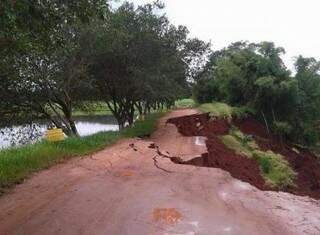 Via que continha águas da represa. A imagem mostra início do rompimento, quando terra começou a ceder. (Foto: Caarapó News)