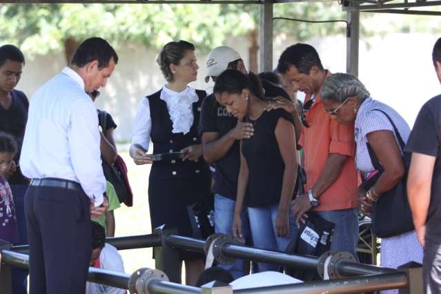 Assassino interrompe vel&oacute;rio  e manda familiar escolher o tipo de morte