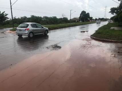 Chuva rápida em algumas regiões alaga ruas em Campo Grande