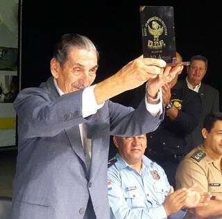 Coronel Adib homenageado durante o evento em Dourados, em junho do ano passado (Foto: Helio de Freitas/Arquivo)