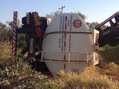 Caminh&atilde;o tomba, derrama diesel e empresa &eacute; multada em R$ 58 mil