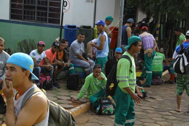 Debaixo de sol, Garis reclamam que s&atilde;o obrigados a cumprir hor&aacute;rio na Solurb 