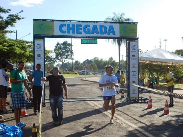 Deficiente visual &eacute; campe&atilde;o em corrida no Parque dos Poderes