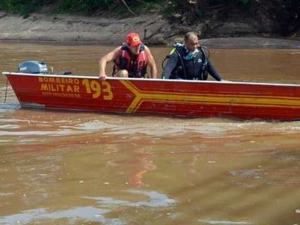 Homem escorrega em barranco e desaparece no Rio Negro
