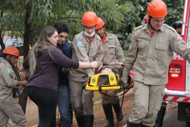 Mulher cai em c&oacute;rrego ao perder o controle de ve&iacute;culo em curva