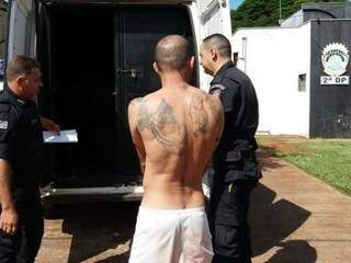 Preso é levado de delegacia para fazer exame de corpo de delito antes de voltar ao presídio (Foto: Osvaldo Duarte/Dourados News)
