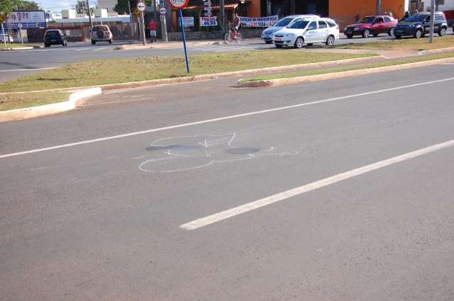 Acidente entre moto e carro deixa policial civil ferido na Capital