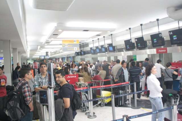 TAM confirma que aeronave foi atingida por p&aacute;ssaros 