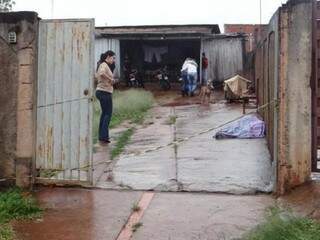 Mulher foi morta no quintal de casa, hoje em Ponta Porã (Foto: Porã News)