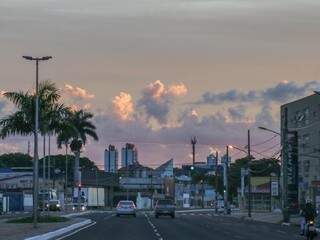 Dia amanhecendo em Campo Grande com céu entre nuvens (Foto: Henrique Kawaminami)