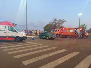 Ambulâncias do Corpo de Bombeiros e Samu no local do acidente (Foto: Maressa Mendonça)
