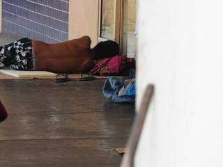 Pertences de moradores de rua sempre ficam próximos a eles enquanto dormem (Foto: Paulo Francis)