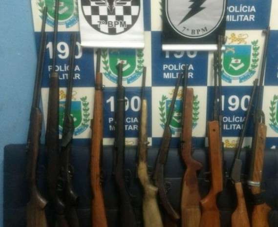 Tr&ecirc;s homens s&atilde;o presos com onze armas de fogo em casa 