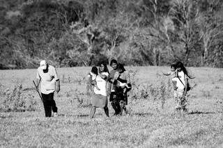Num cotidiano de caminhada, mulheres carregam os menores no colo. (Foto: Marcos Ermínio)