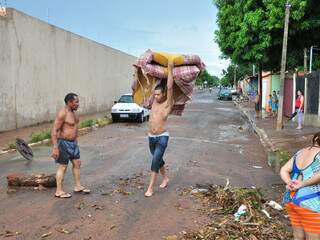 Moradores tentam salvar móveis. (Foto: João Garrigó)