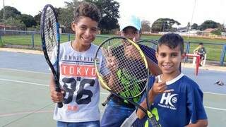 Garotos do Torneio de Tênis promovido pela Prefeitura de Campo Grande nos parques da Mata do Jacinto e Vila Nasser (Foto: Divulgação)