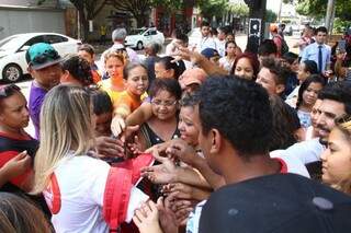 Entrega dos picolés gerou tumulto no cruzamento da Afonso Pena com a 14 de Julho. (Foto:Marcos Ermínio)