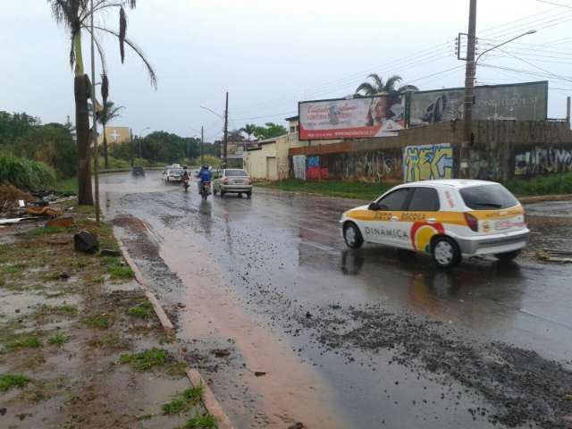 Chuva alaga cruzamentos e desliga sem&aacute;foros em Campo Grande