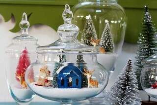 Os vidros com as miniaturas que são a cara do Natal.
