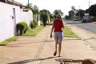 Se quiser falar ao celular, moradora precisa sair na frente de casa e caminhar até a esquina. (Foto: Cleber Gellio)
