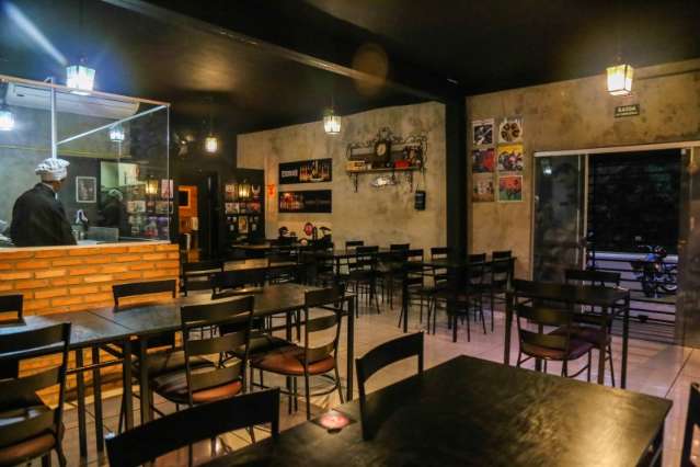 Dono de bar abre restaurante de sushi com decora&ccedil;&atilde;o retr&ocirc; e rock no repert&oacute;rio