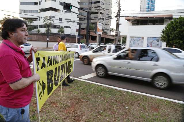Grupo protesta contra Dilma e chama pra buzina&ccedil;o no centro da Capital