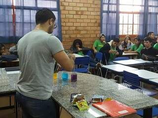 Estudantes da Escola Estadual Riachuelo durante aula no laboratório da escola (Foto: Divulgação/SED)