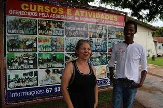 Maria Bernardete e Marcos em frente à Associação dos Moradores. (Foto: Marcos Ermínio)