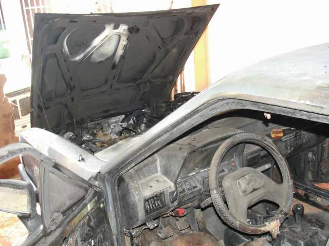  Carro pega fogo enquanto dono soldava assoalho no Campo Belo 