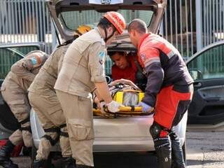 Mulher de 81 anos não vê placa de pare, causa acidente e passa mal Mulher de 81 anos não vê placa de pare, causa acidente e passa mal