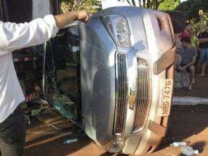 S10 em alta velocidade fura preferencial, atinge carro e tomba em Dourados