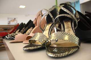Sandálias e sapatos de diversas marcas, por R$ 49,90, descontos que até passam 70%. 