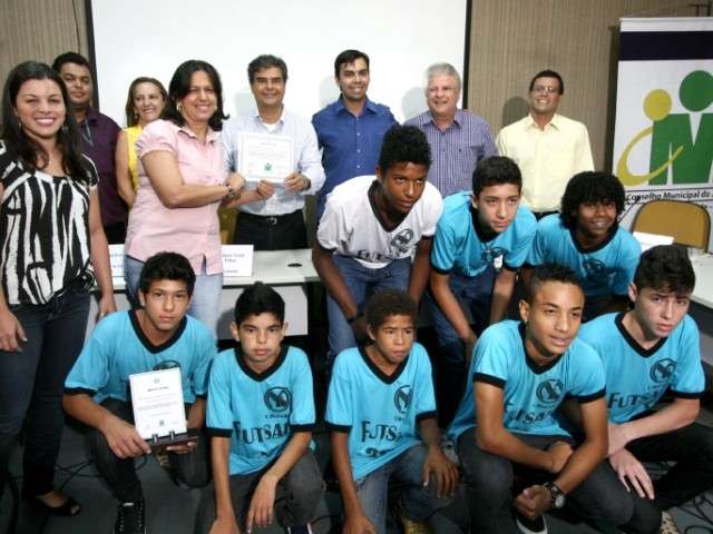 Prefeito se re&uacute;ne com conselho da juventude e recebe homenagens