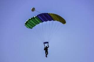 Salto de paraquedistas é acompanhado atentamente por visitantes (Foto: Marcelo Calazans)