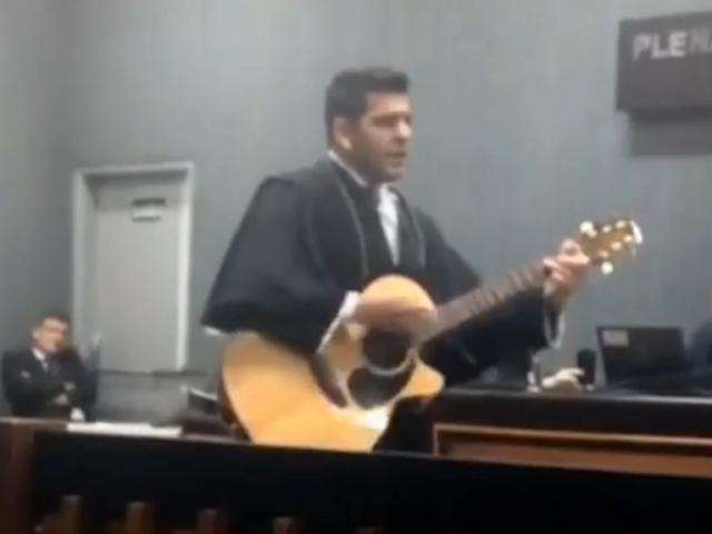 Defensor toca m&uacute;sica do O Rappa na tentativa de comover j&uacute;ri de assassino