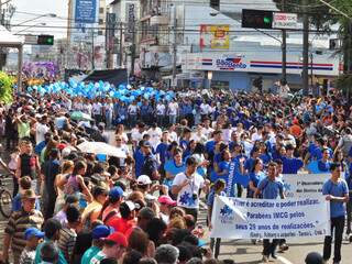 Pelo menos 9 mil pessoas desfilaram na Rua 14 de Julho nesta sexta. (Foto: João Garrigó)