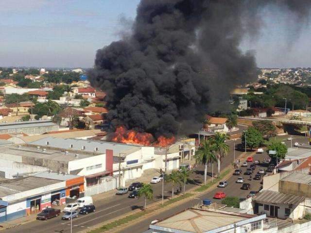 Inc&ecirc;ndio interdita avenida Fernando Corr&ecirc;a e atrai dezenas de curiosos