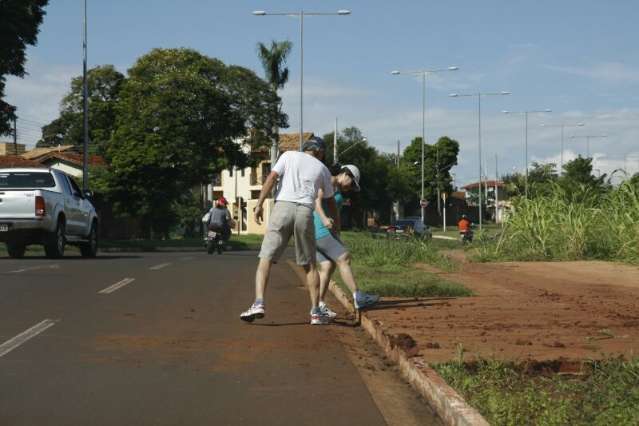 Moradores da Orla Morena e Aero Rancho reclamam de mato alto e barro