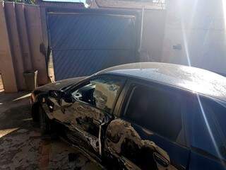 Com a perna quebrada, motorista perde controle de carro e invade casa