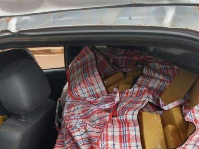 Condutor tenta fugir, mas capota ve&iacute;culo com quase meia tonelada de maconha