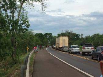 Ind&iacute;genas fecham duas rodovias de MS em protesto contra medida federal
