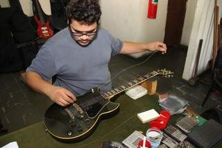 Luciano trabalhando na guitarra. (Foto: Fernando Antunes)