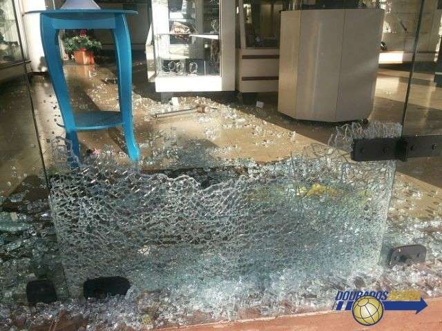 Ladr&atilde;o arromba relojoaria a marretadas e furta mais de R$ 15 mil em rel&oacute;gios