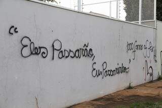 Trecho de poema de Mario Quintana propõe reflexão na Praça Portugal em frente ao Estoril (Gerson Walber)
