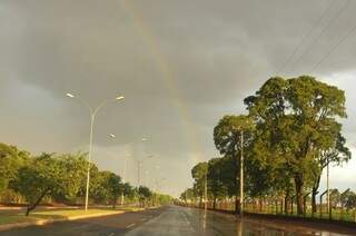 Durante a tarde choveu em algumas regiões de Campo Grande. (Foto: Alcides Neto)