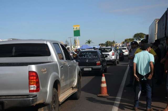Com coleta parada, produtores est&atilde;o &quot;no limite&quot; para n&atilde;o descartar leite 