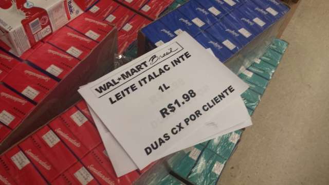 Walmart anuncia promo&ccedil;&atilde;o de leite integral por R$ 1,98 mas falta produto